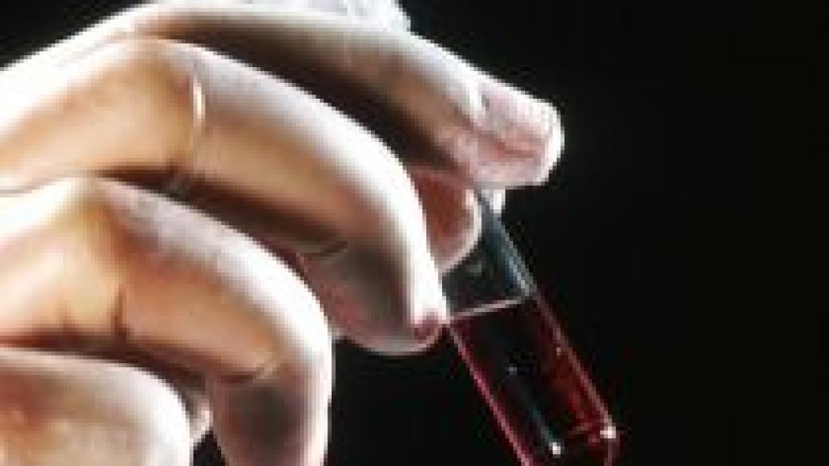 pacient bolnav de sida trimis in oras la analize cu probele de sange in mana