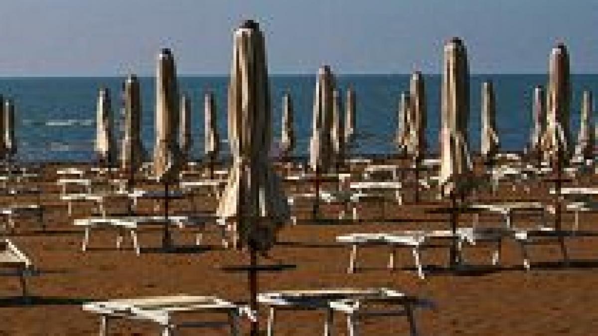 peste 100 de sezlonguri si o barca a salvamarilor au ars in statiunea mamaia