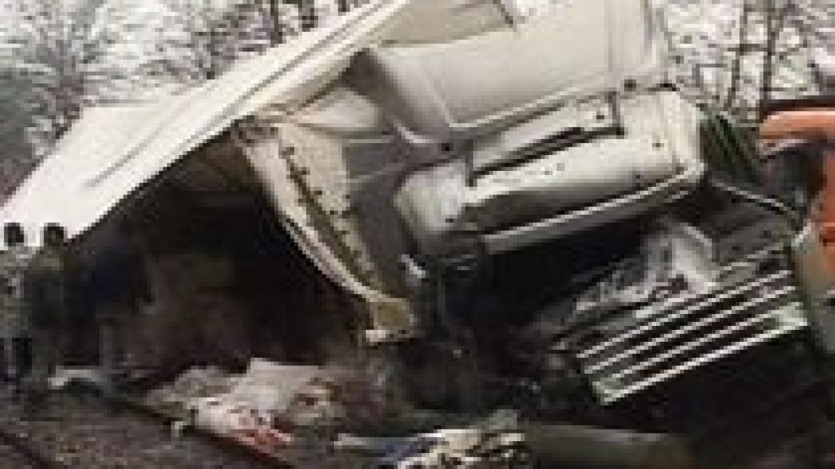 trafic feroviar blocat dupa ce un tir a intrat intr un stalp de electrificare