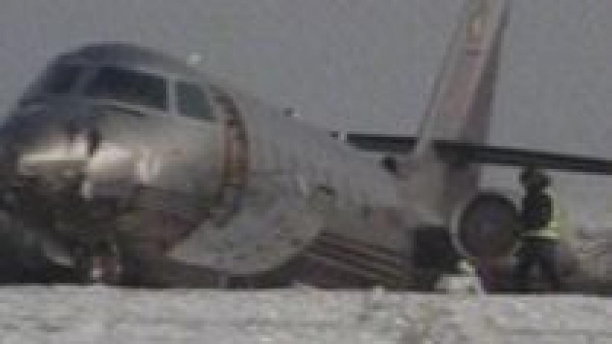 ca in romania avionul iesit de pe pista la oradea nu poate fi tractat din cauza noroiului