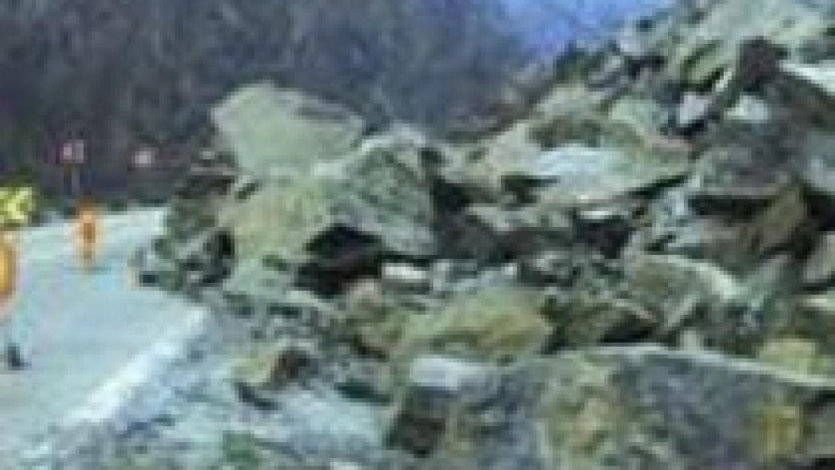 infotrafic circulatia rutiera pe dn 57 inchisa din cauza stancilor pravalite de pe versantii muntosi