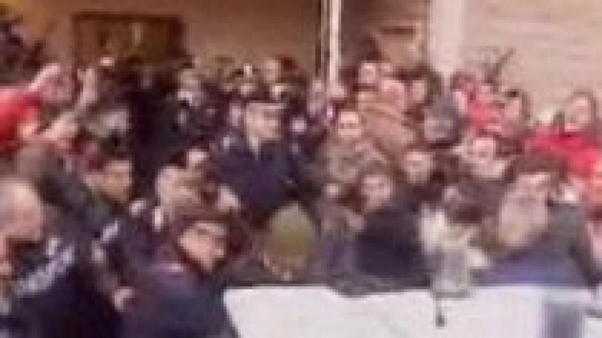 mae preocupat de situatia romanilor ale caror magazine au fost incendiate in italia