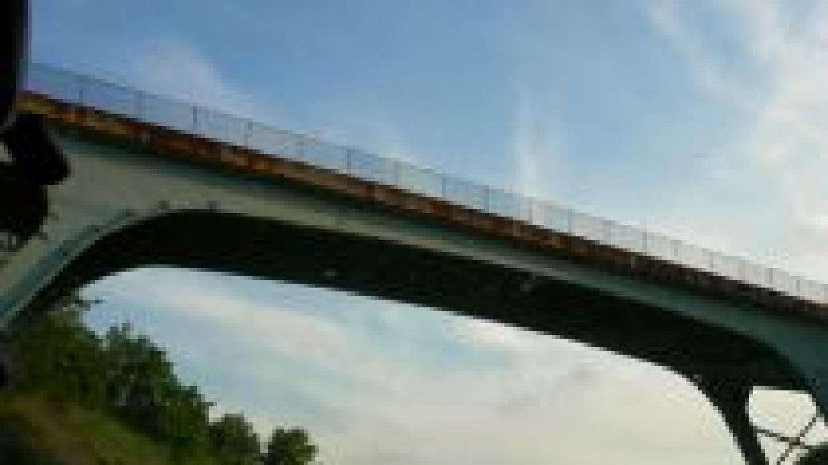 un barbat din australia si a ucis fetita aruncand o de pe un pod