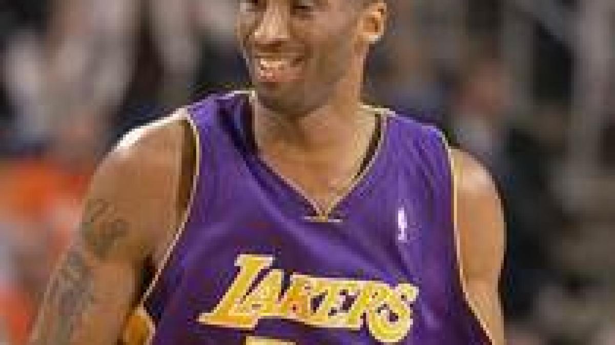 kobe bryant a ajutat lakers sa spele rusinea din meciul cu bobcats video