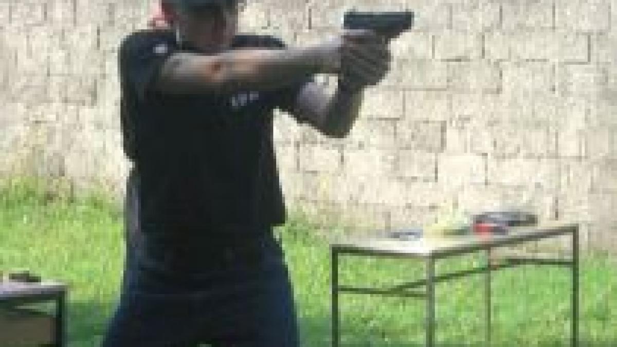 aproape 70 000 de romani detin legal arme letale