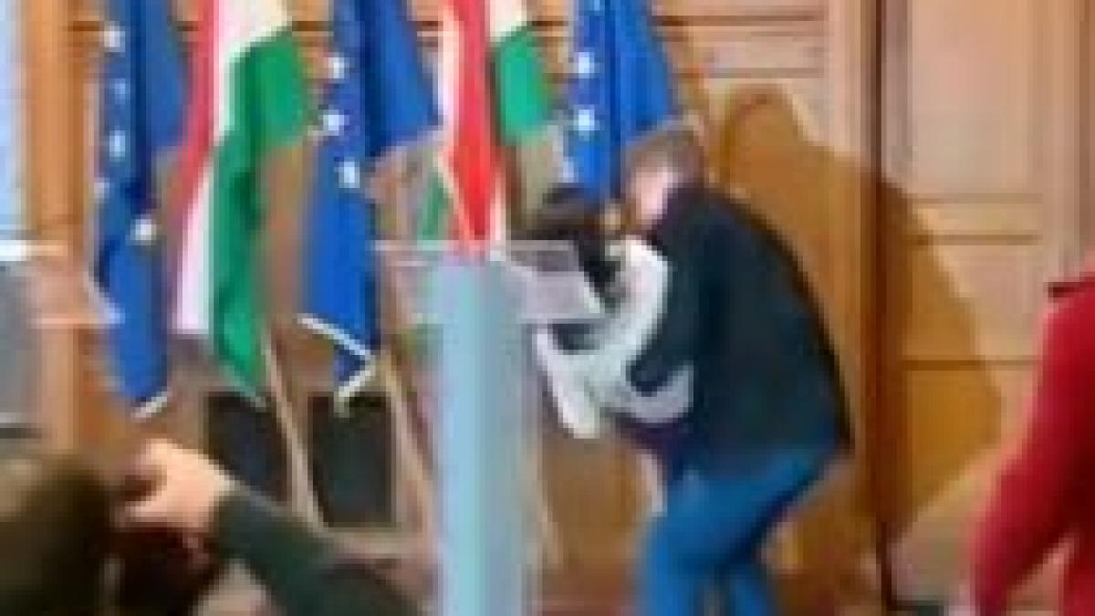 premierul ungariei o salveaza pe purtatoarea sa de cuvant care i a lesinat in brate video