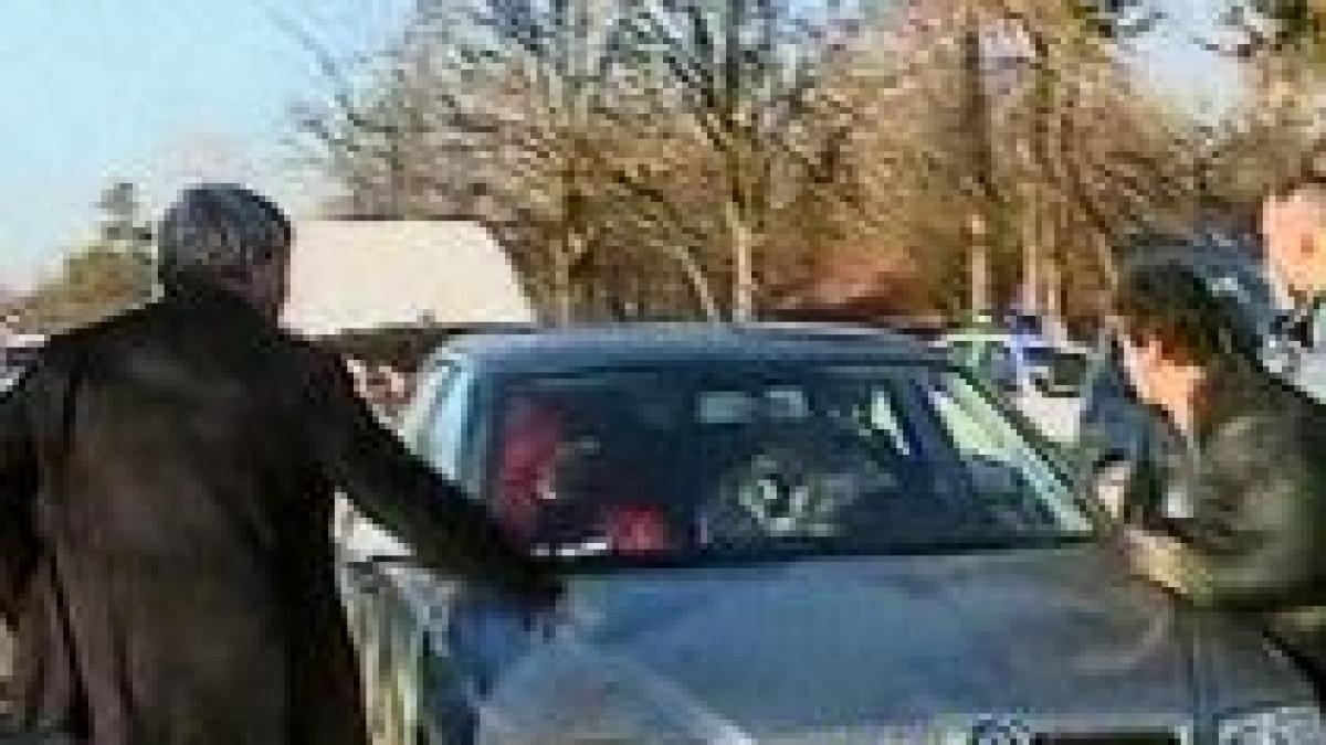 campanie electorala cu scantei intr o comuna din olt preotul a tras cu pistolul in plina strada