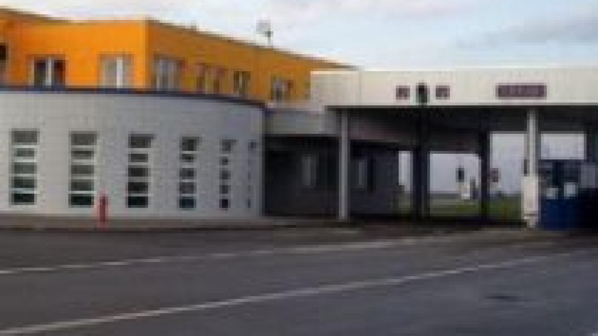 timis un politist de frontiera s a impuscat in cap cu arma din dotare in timpul programului