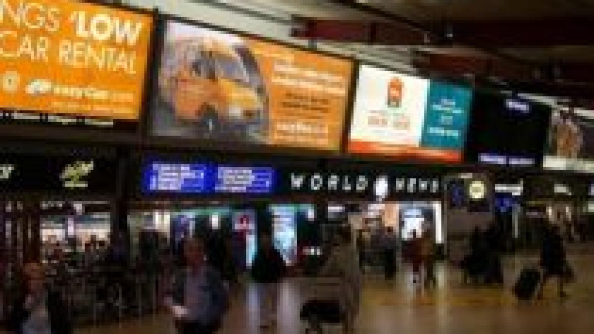 un grup de elevi romani blocat mai mult de 12 ore pe aeroportul luton din londra