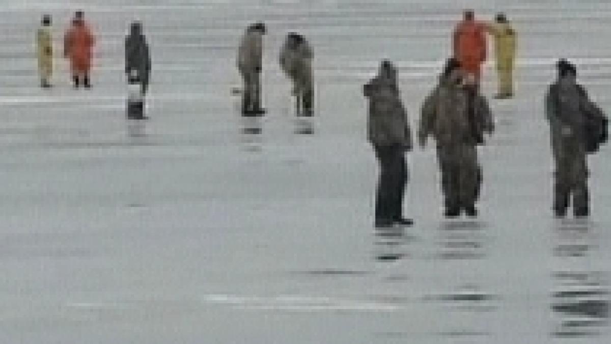 peste 130 de pescari americani izolati pe un sloi de gheata de pe lacul erie