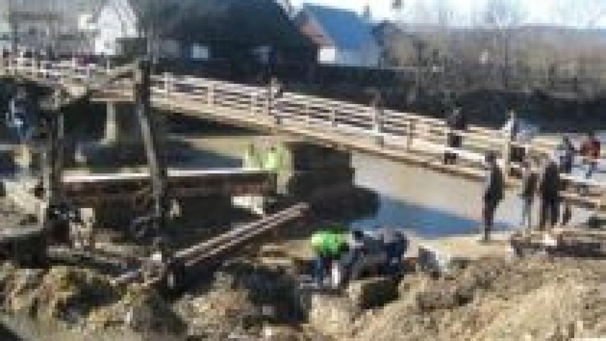 nemultumiti de nepasarea autoritatilor sucevenii si au facut singuri un pod