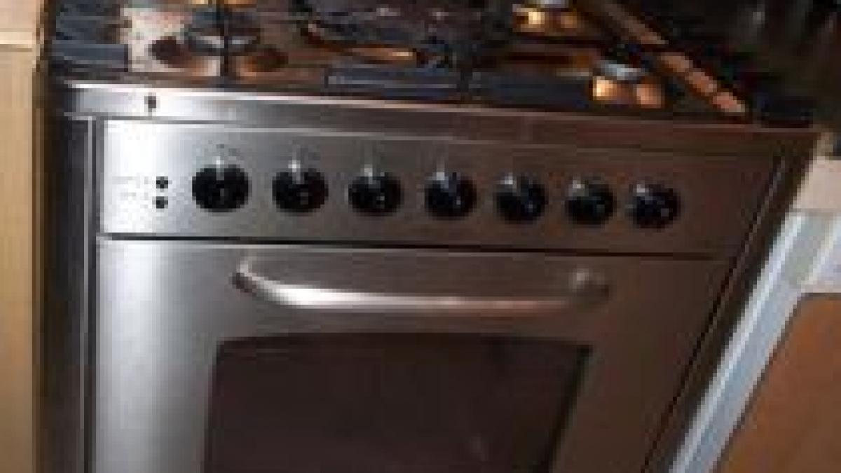 fetita de patru ani din sua cand nu sunt cuminte mama ma baga in cuptor si ma prajeste