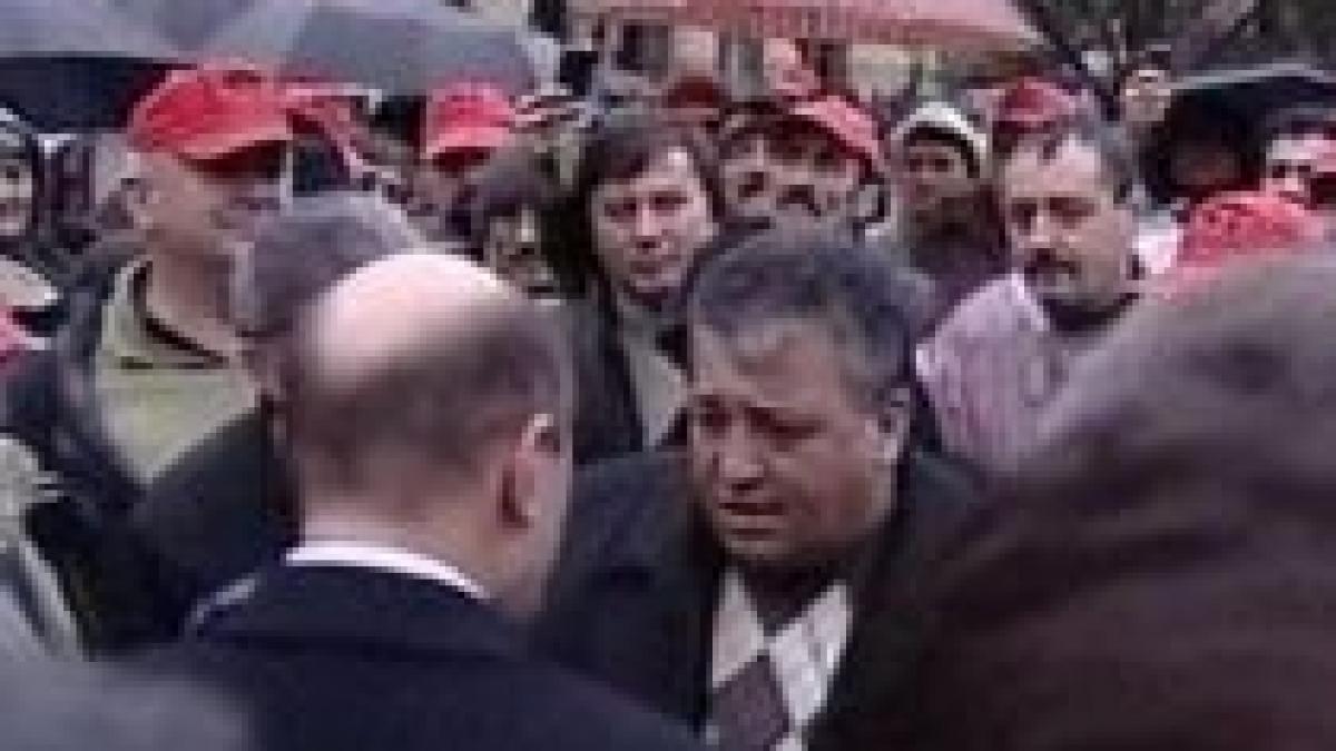 traian basescu intampinat cu huiduieli la investirea ministrului de interne video