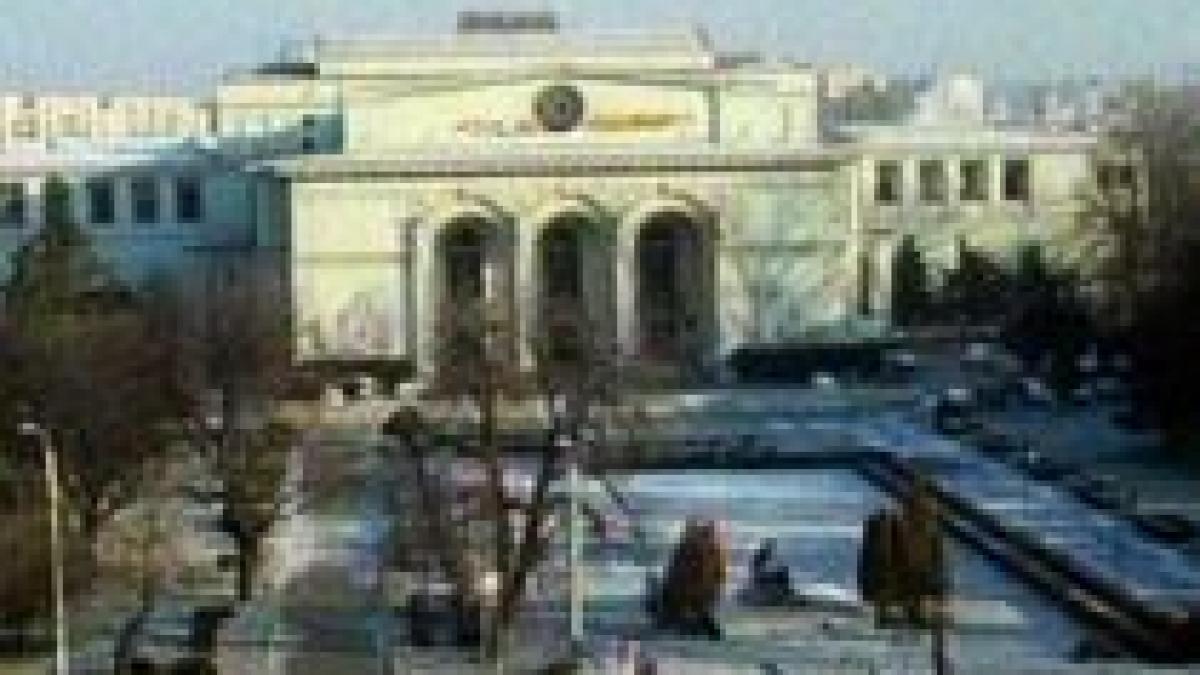 cladirea operei romane vandalizata cu grafitti foto