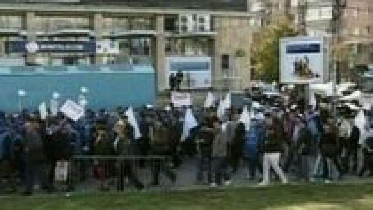 functionarii publici amana protestele pentru zece zile