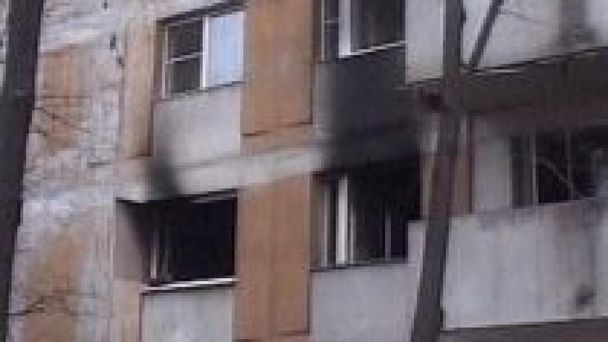 bucuresti o femeie si a salvat copiii din incendiu aruncandu i pe geam