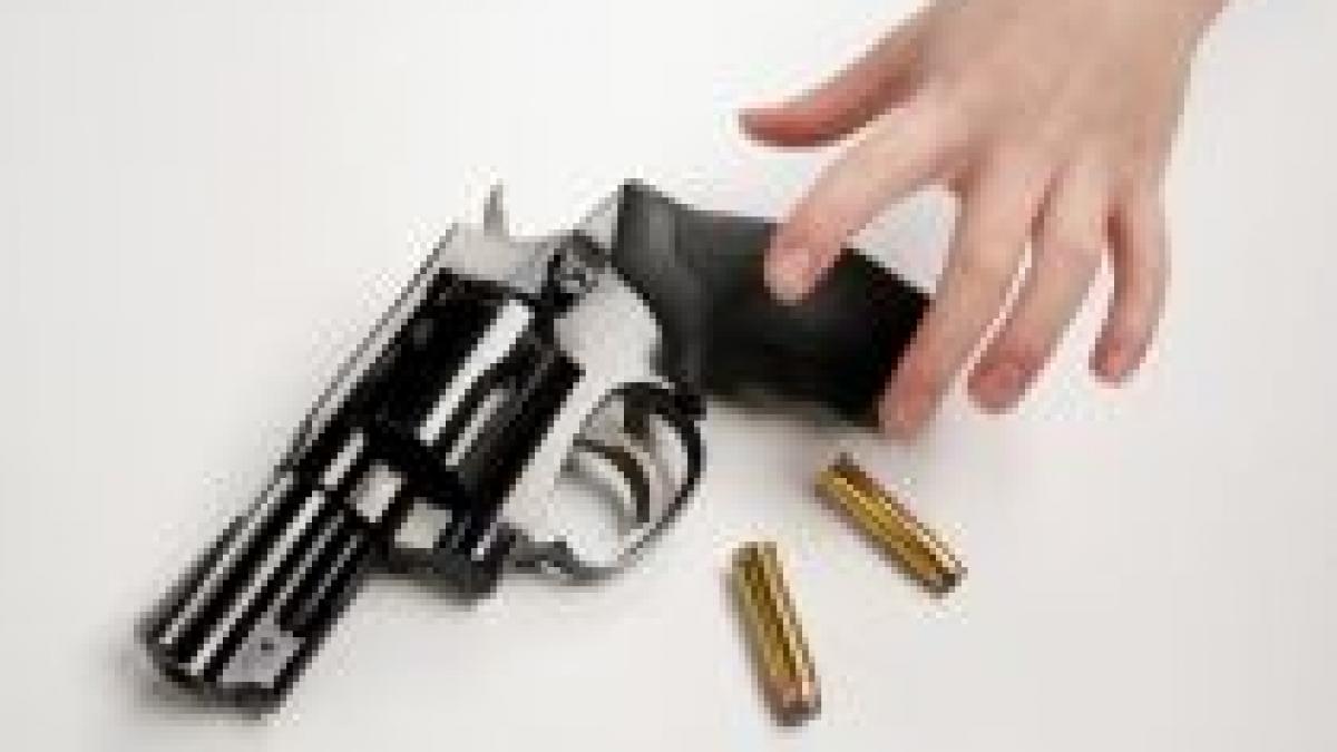 sua un baiat de 11 ani a impuscat o mortal pe prietena tatalui apoi s a dus la scoala