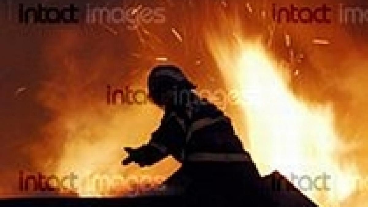 ungaria un barbat de etnie roma si fiul sau de 5 ani ucisi prin impuscare in timpul unui incendiu