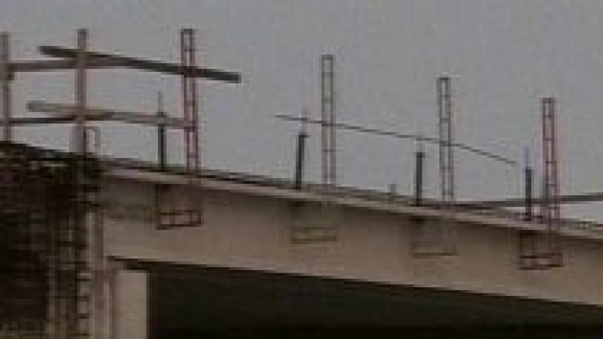 ancheta la bechtel o grinda din beton s a prabusit de pe un pod al viitoarei autostrazi transilvania
