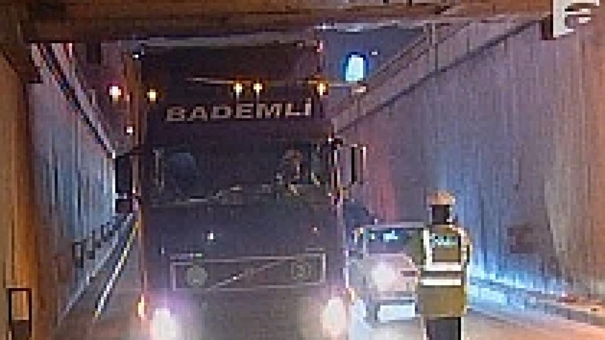 un sofer bulgar a ramas intepenit cu tir ul in pasajul unirii din bucuresti