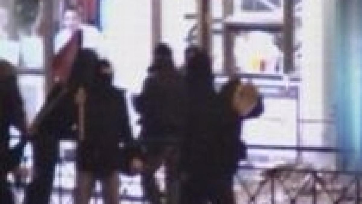 violente la atena cocteiluri molotov lansate asupra sediului unui ziar