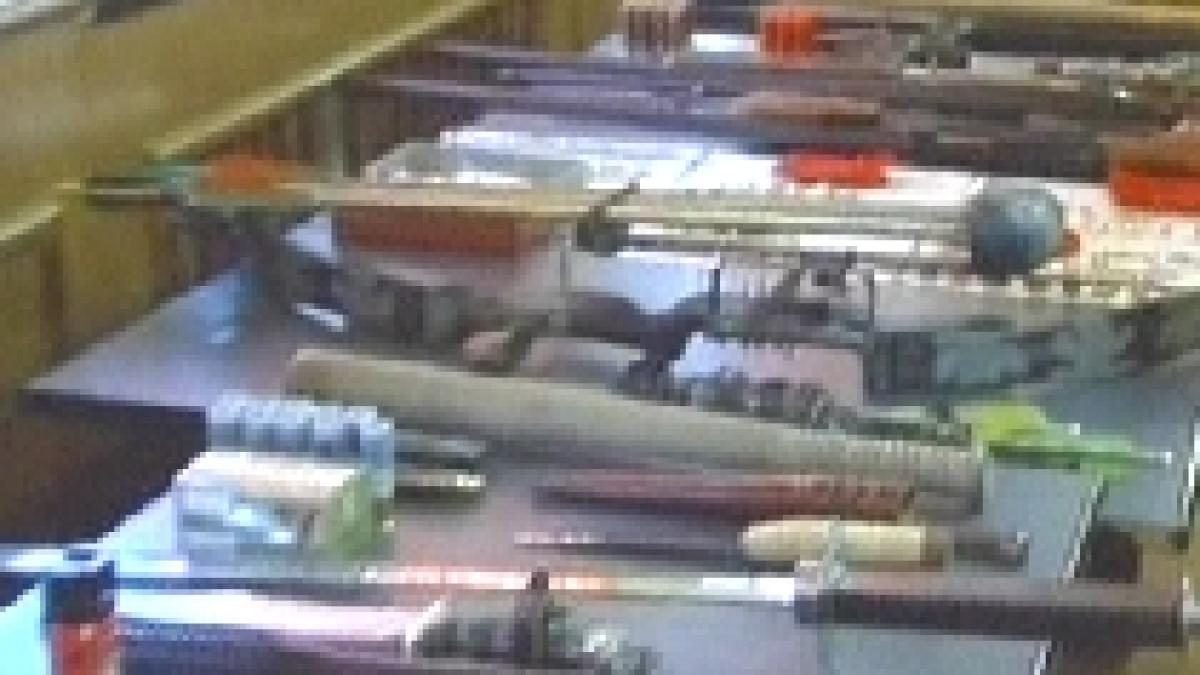 arme cartuse sabii si topoare confiscate din locuintele unor interlopi din judetul ilfov