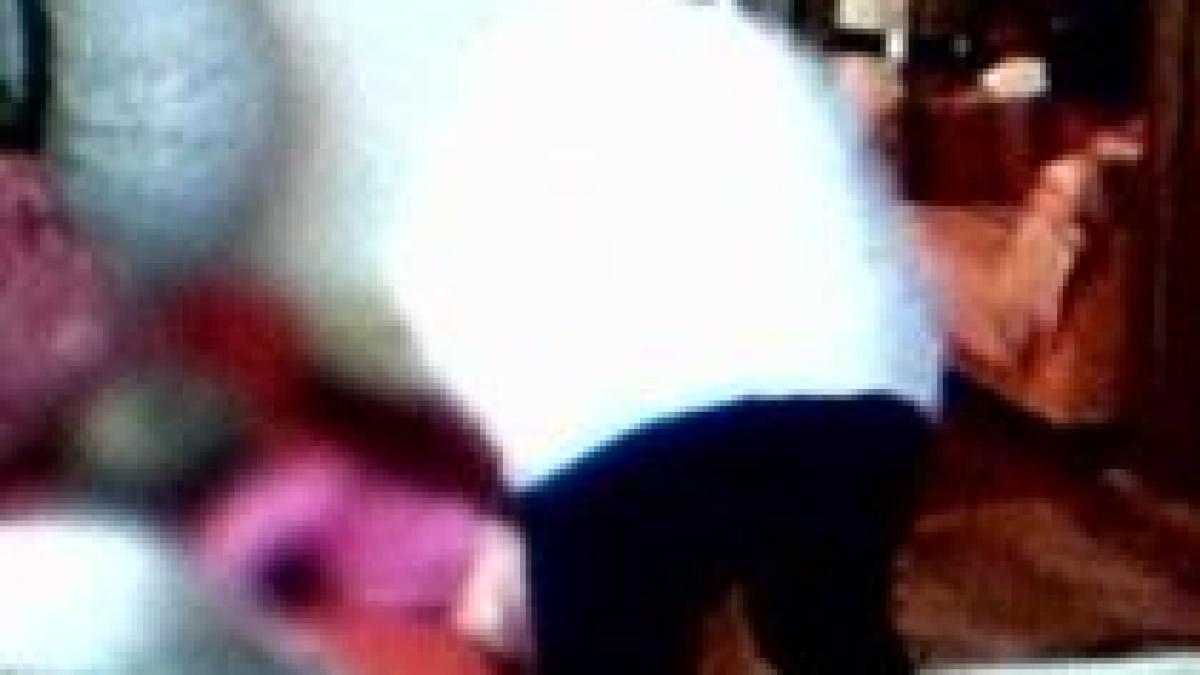 atentie pe mana cui va lasati copiii o bona a fost filmata de parinti in timp ce le batea fetita