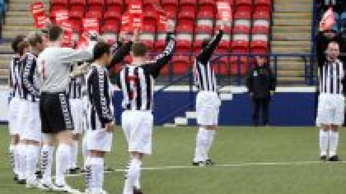 fifa va testa meciurile cu cinci arbitri