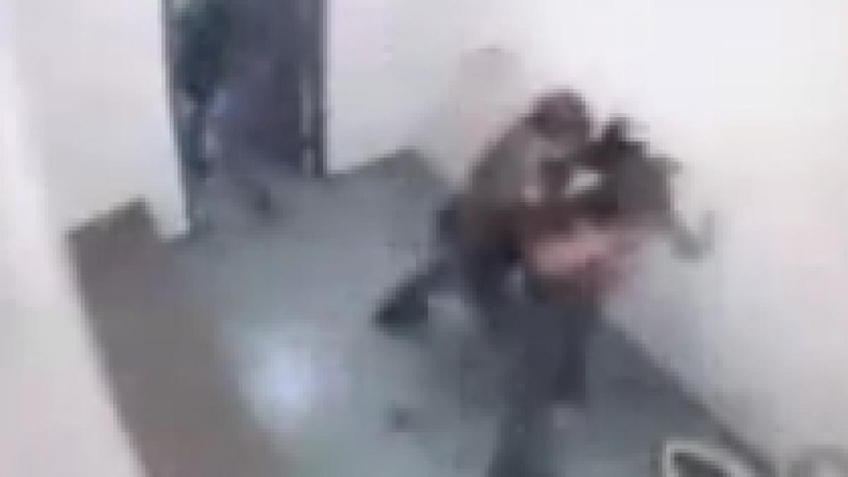 sua un politist judecat pentru ca a batut cu cruzime o minora in arest imagini socante