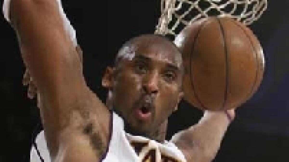 lakers pierde la phoenix in ciuda celor 49 de puncte marcate de kobe video