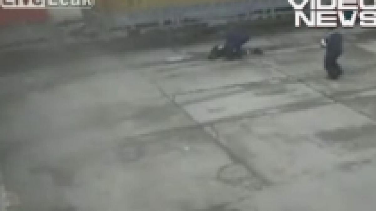 imagini socante un turc a fost calcat de un camion si a supravietuit video