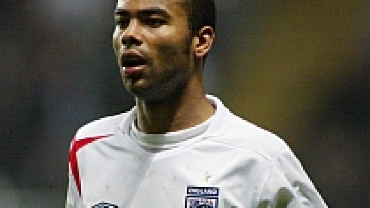 ashely cole noul outlaw din anglia fiind beat a intrat intr o altercatie cu cativa politisti