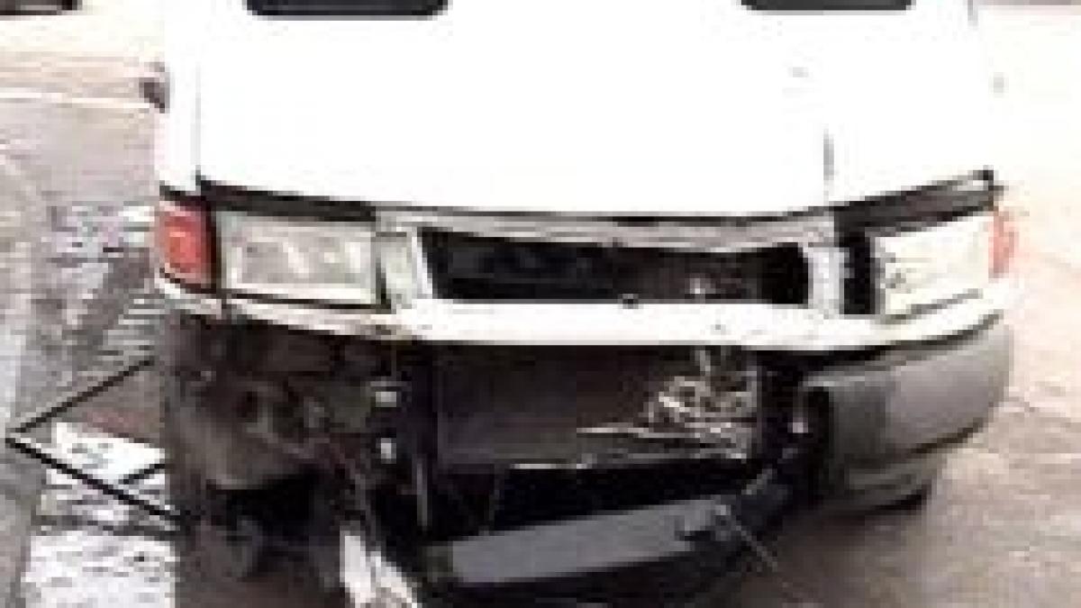 cu duba pe refugiul de tramvai trei persoane au fost ranite in urma accidentului video