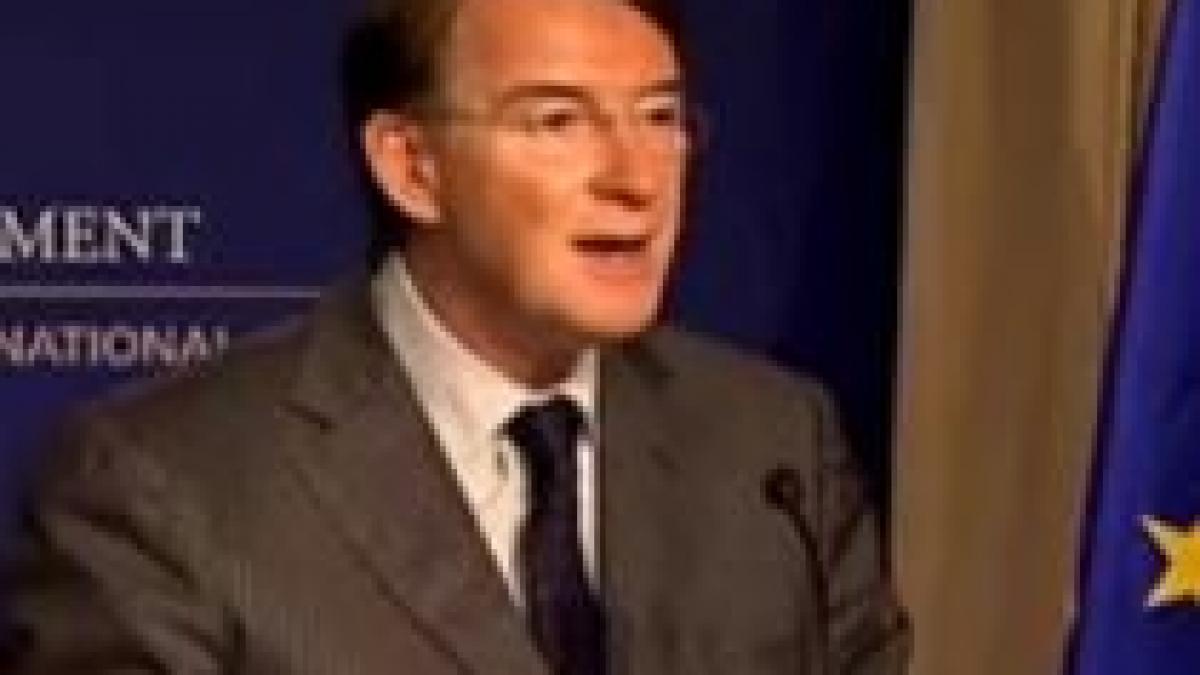 ministrul comertului britanic stropit pe fata cu un lichid verde in timpul unei conferinte