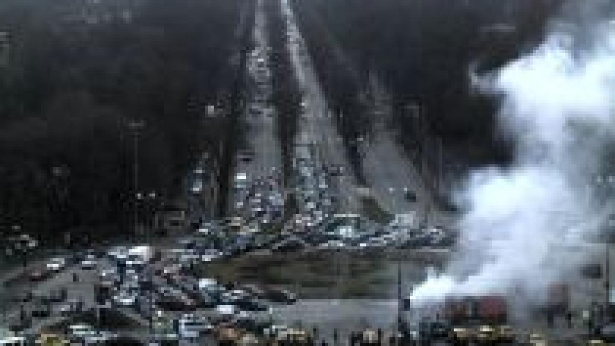 o masina a luat foc in intersectia de la piata presei libere foto