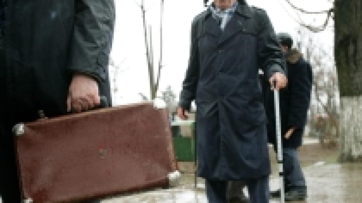 batran pacalit a primit doua pachete de servetele si opt dolari in schimbul a 1 000 de lei