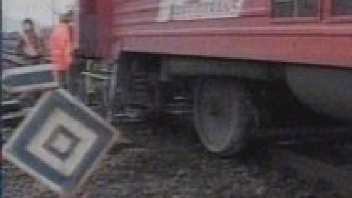 Bistriţa. Un tren de persoane a deraiat, după ce roţile primului vagon au ieşit de pe şine