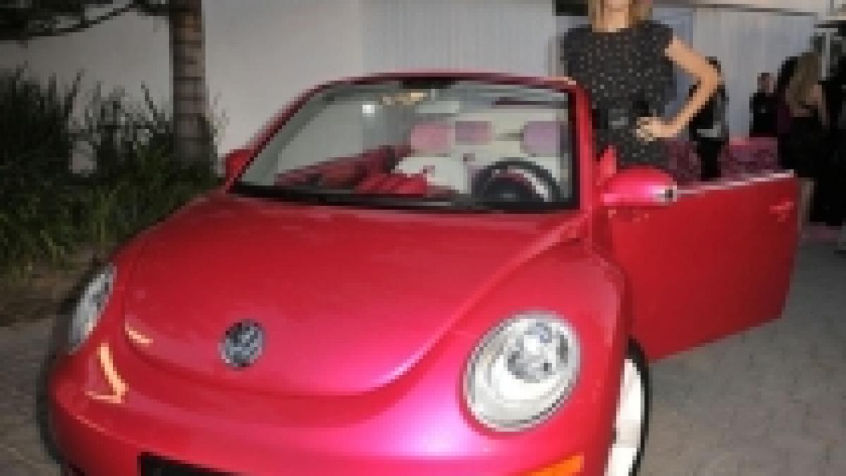 50 de ani de barbie sarbatoriti printr o editie speciala volkswagen beetle foto