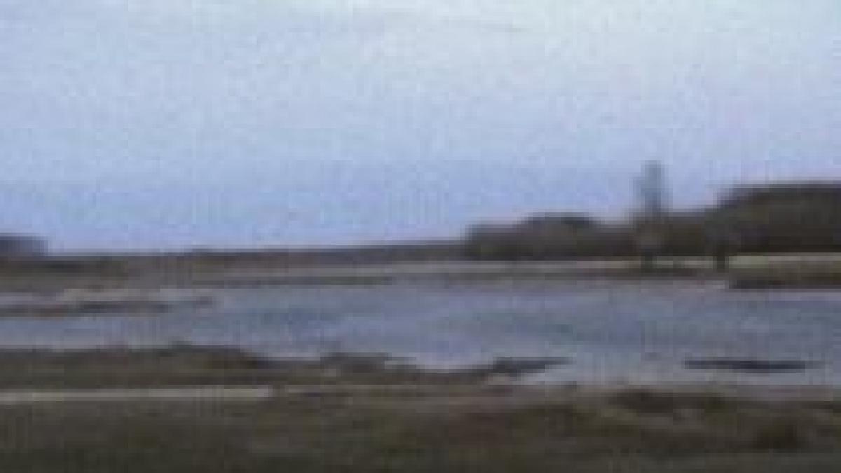 alunecari de teren in dambovita 500 de familii risca sa ramana izolate