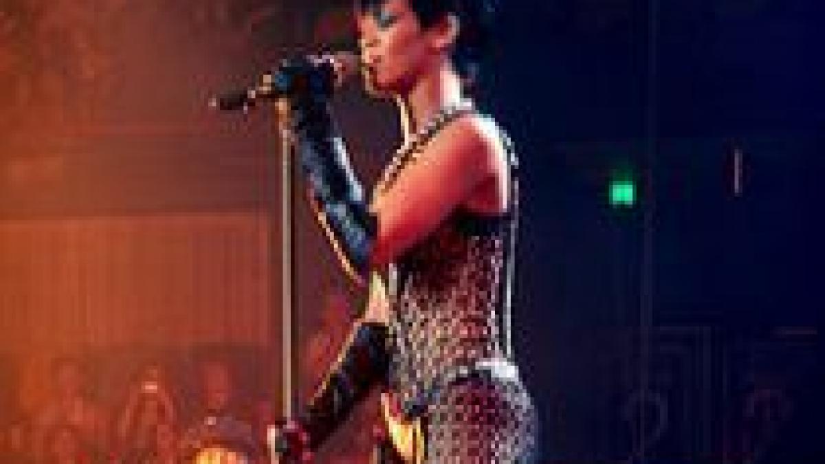 intelegere intre rihanna si chris brown 10 milioane de dolari daune in cazul unei noi agresiuni