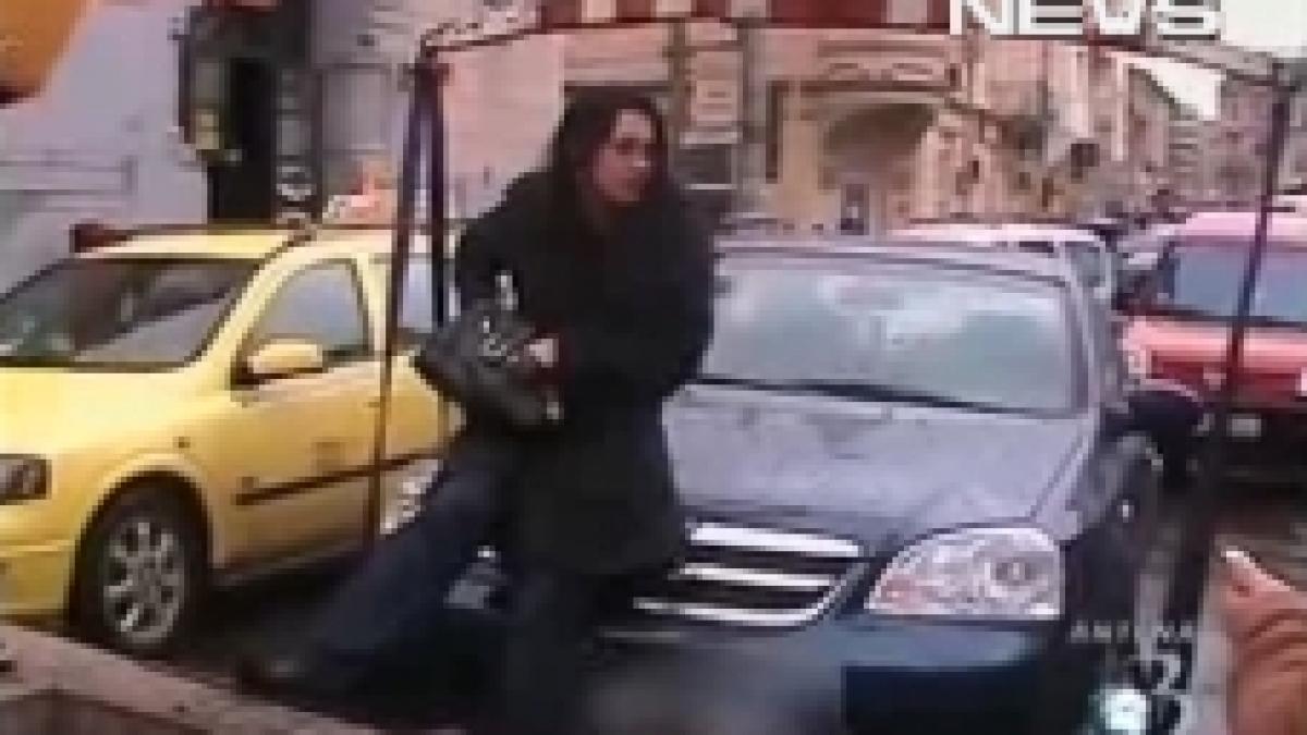 o tanara din craiova s a urcat pe capota masinii pentru a nu i fi ridicat autoturismul video