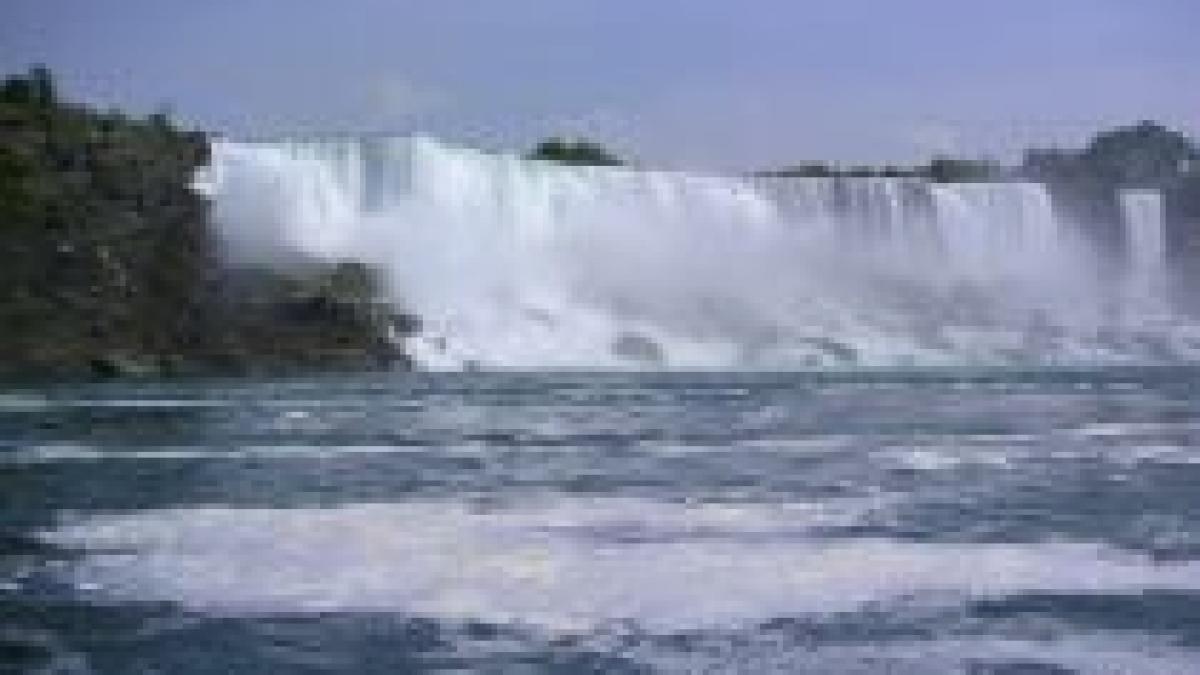salvare impresionanta in canada un barbat a fost scos din niagara dupa ce s a aruncat de la 50 de