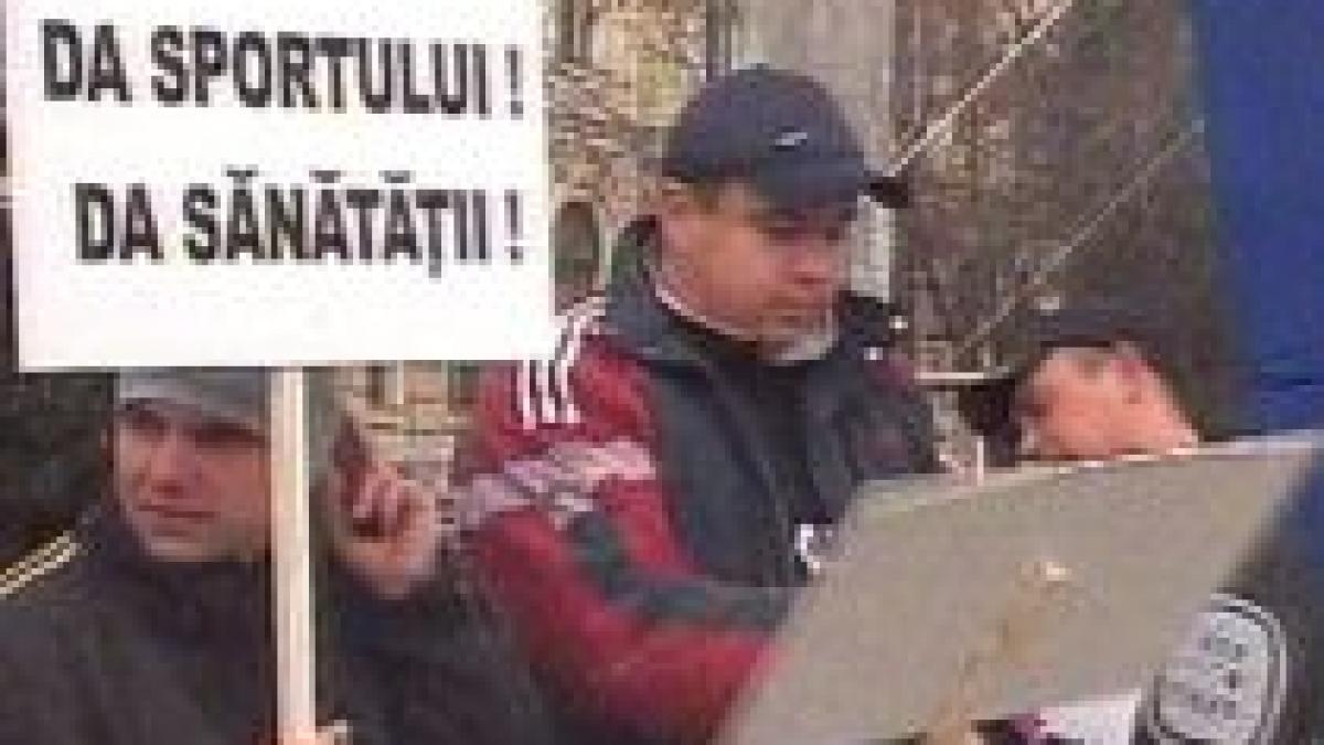 piata victoriei profesorii si elevii protesteaza fata de reducerea orelor de sport si limbi straine