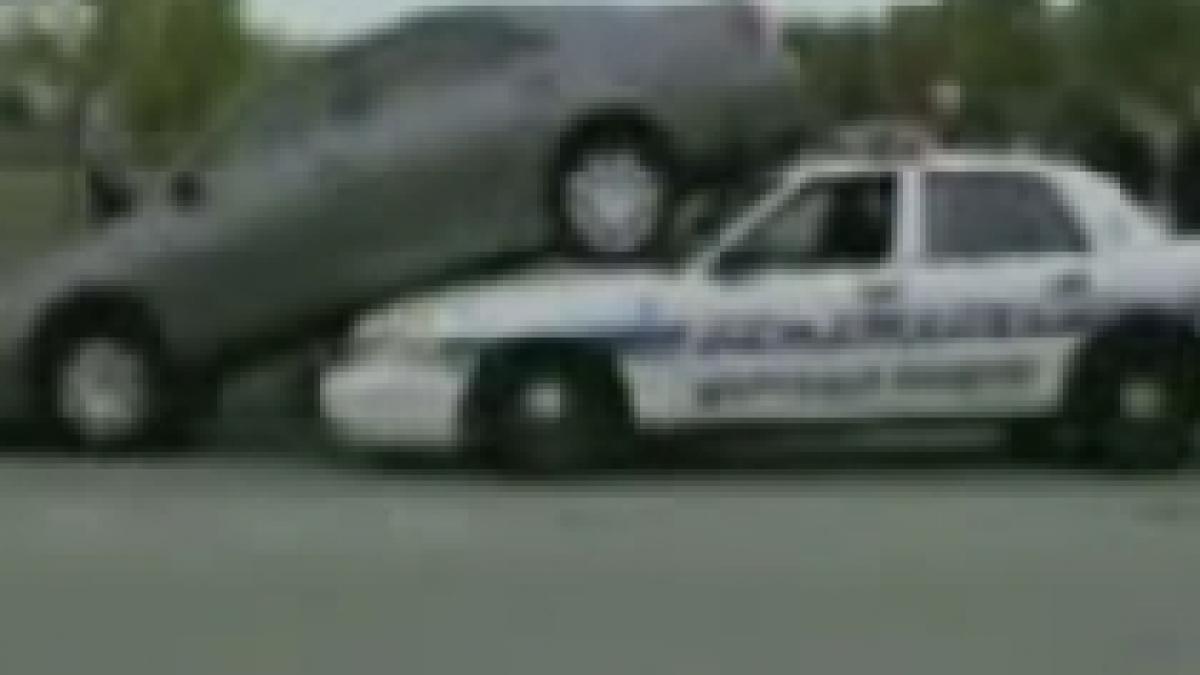 s a urcat cu masina personala pe masina politiei video