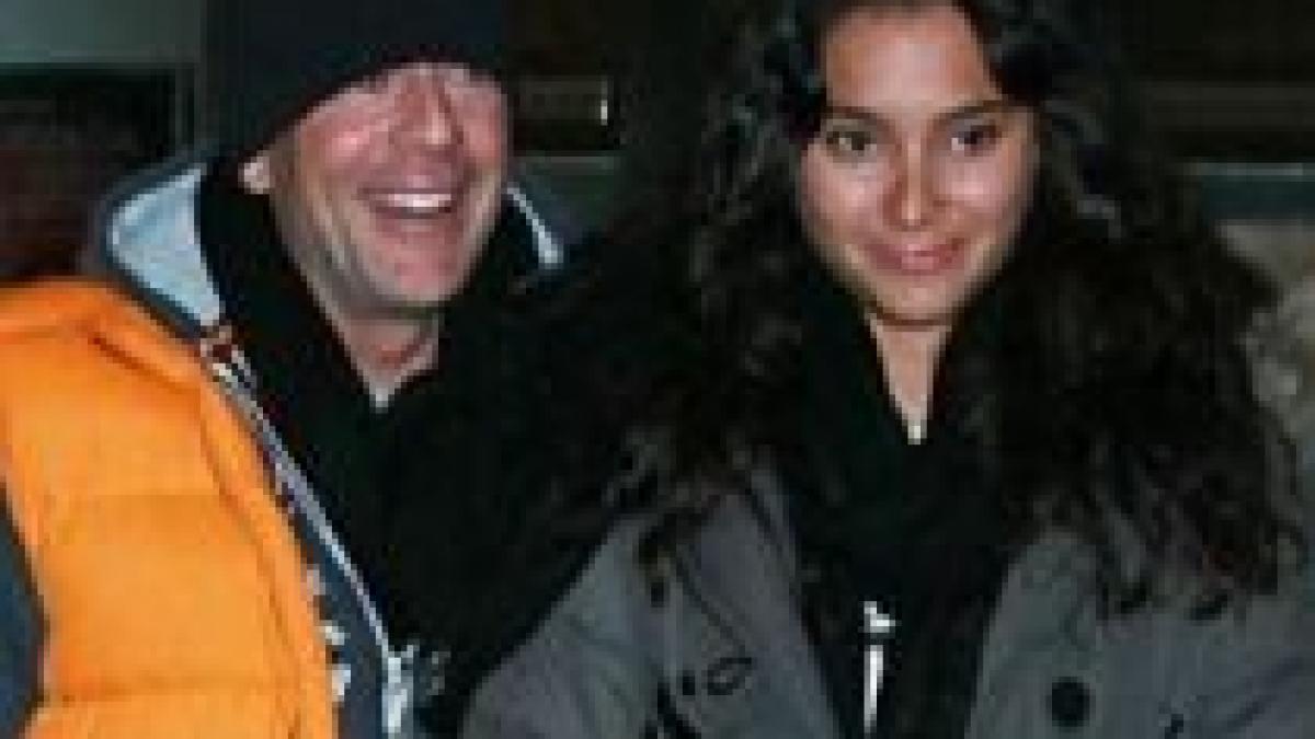 actorul bruce willis se casatoreste cu modelul emma hemming