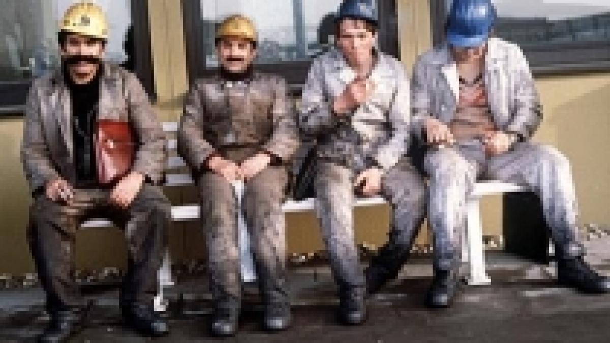 angajatii din industrie cu 8 6 mai putin productivi decat in 2008