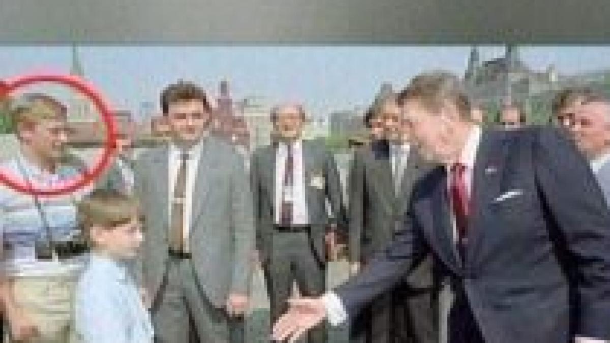 putin apare deghizat in turist intr o fotografie din timpul vizitei lui reagan la moscova