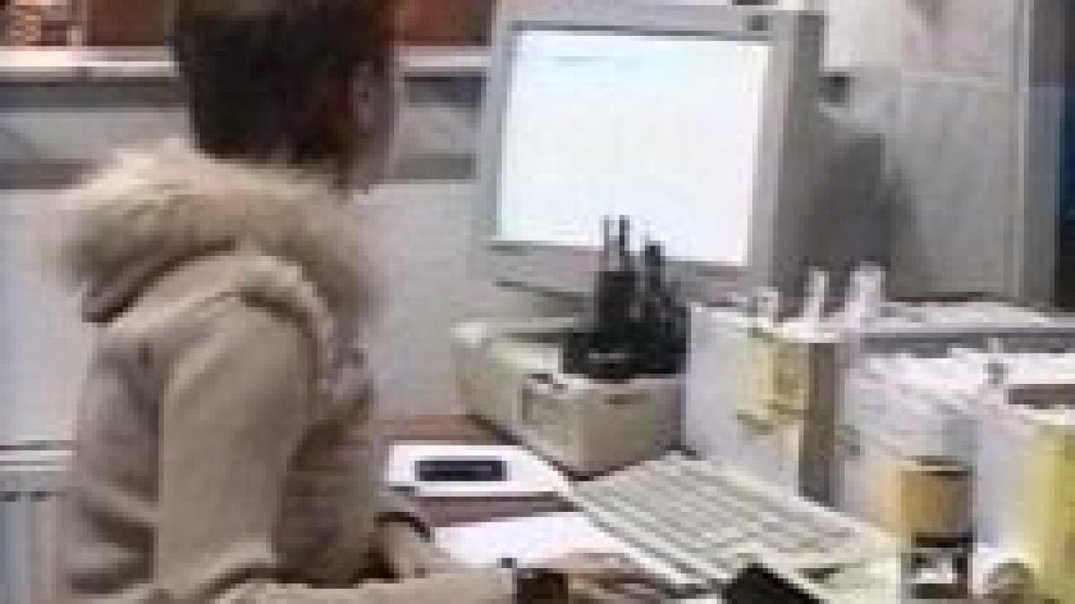 Românii petrec trei ore pe zi pe internet 