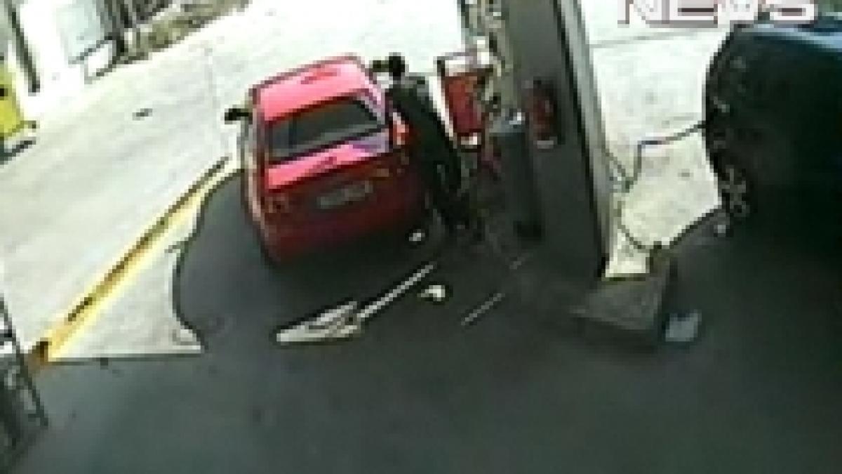 o soferita a plecat dintr o benzinarie cu pompa cu tot video