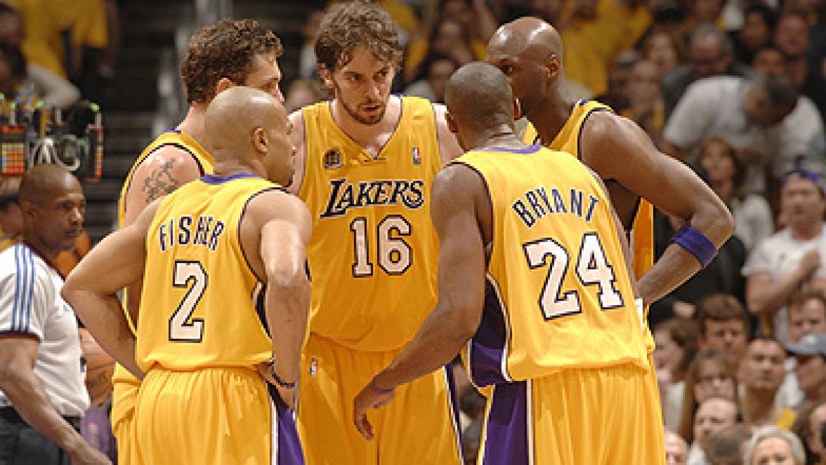 lakers castiga fara emotii inca un pas spre playoff pentru bulls video